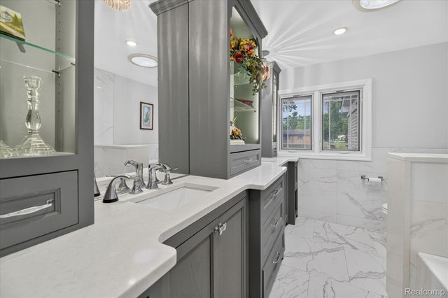 16927 Farmington Road, Livonia, MI 48154