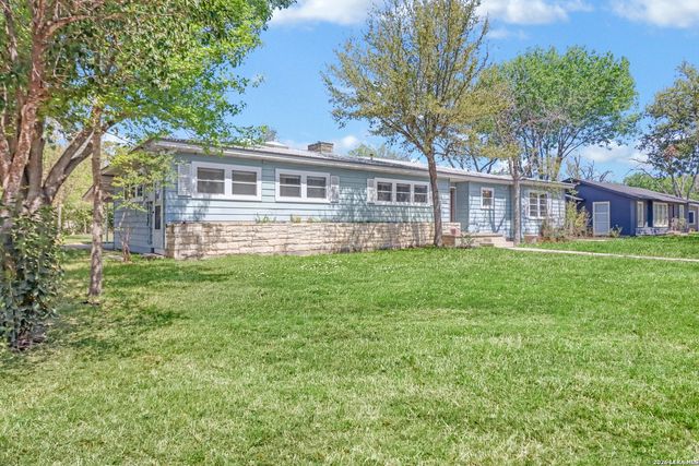 1052 E Humphreys, Seguin, TX 78155