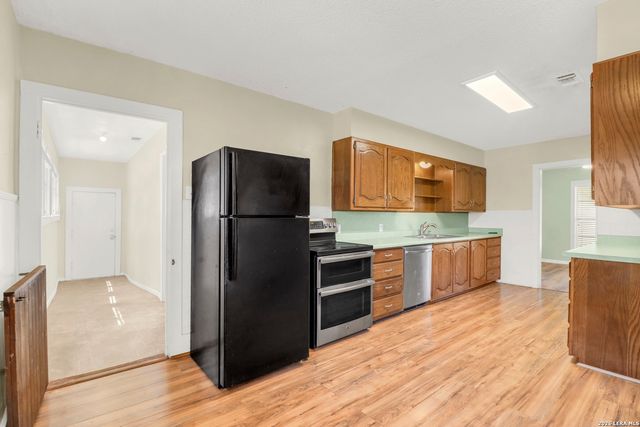 1052 E Humphreys, Seguin, TX 78155