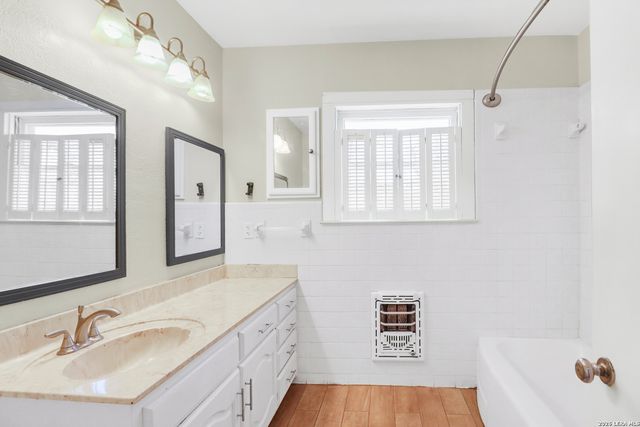 1052 E Humphreys, Seguin, TX 78155