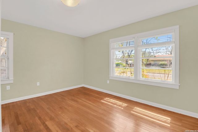 1052 E Humphreys, Seguin, TX 78155