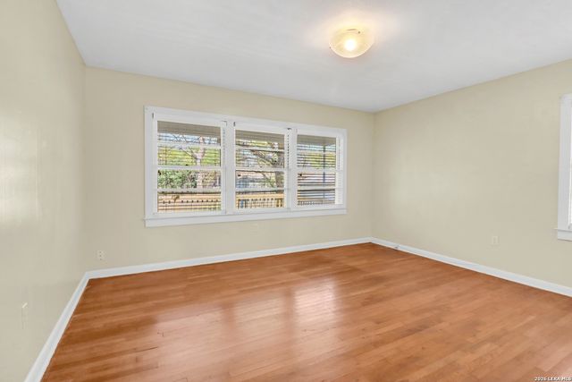 1052 E Humphreys, Seguin, TX 78155