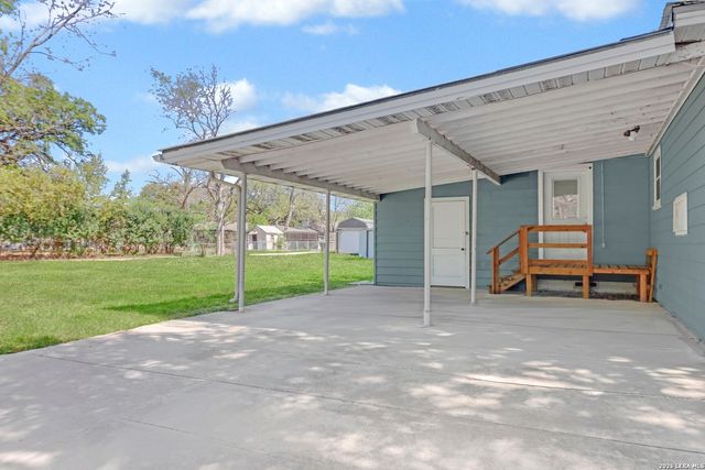 1052 E Humphreys, Seguin, TX 78155