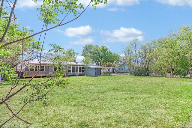 1052 E Humphreys, Seguin, TX 78155