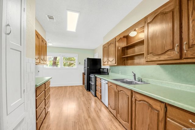 1052 E Humphreys, Seguin, TX 78155