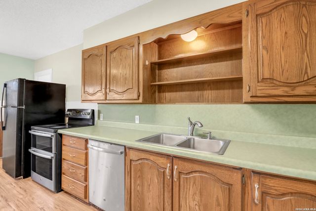 1052 E Humphreys, Seguin, TX 78155