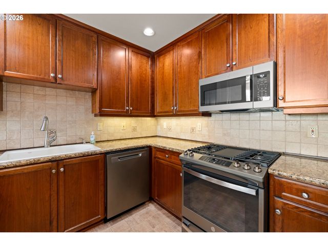 4884 Nw PROMENADE Ter 304, Portland, OR 97229
