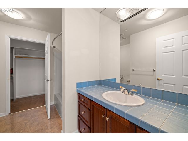 4884 Nw PROMENADE Ter 304, Portland, OR 97229