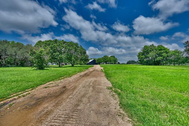 810 Highway 237, Burton, TX 77835