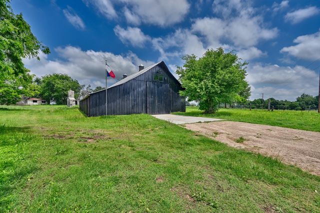 810 Highway 237, Burton, TX 77835