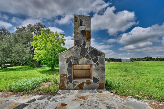 810 Highway 237, Burton, TX 77835