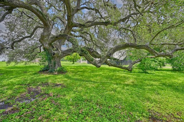 810 Highway 237, Burton, TX 77835