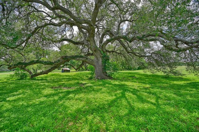 810 Highway 237, Burton, TX 77835