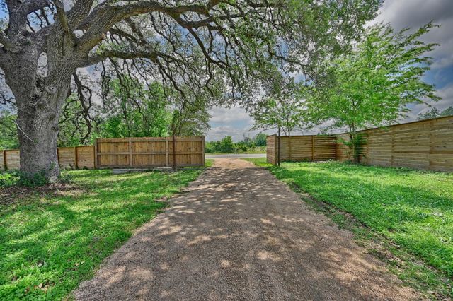 810 Highway 237, Burton, TX 77835