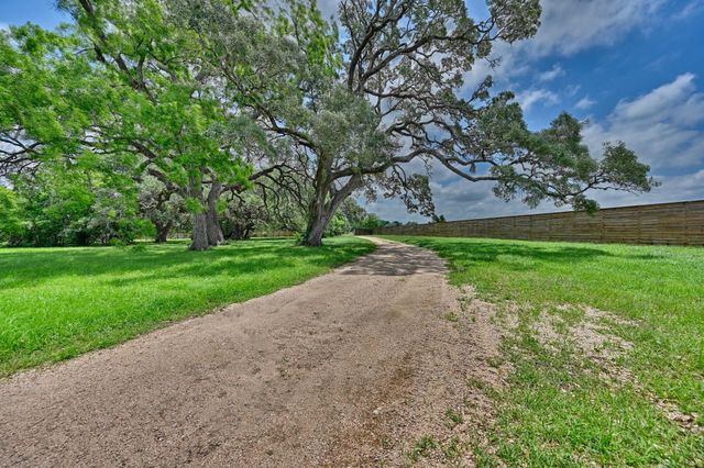 810 Highway 237, Burton, TX 77835