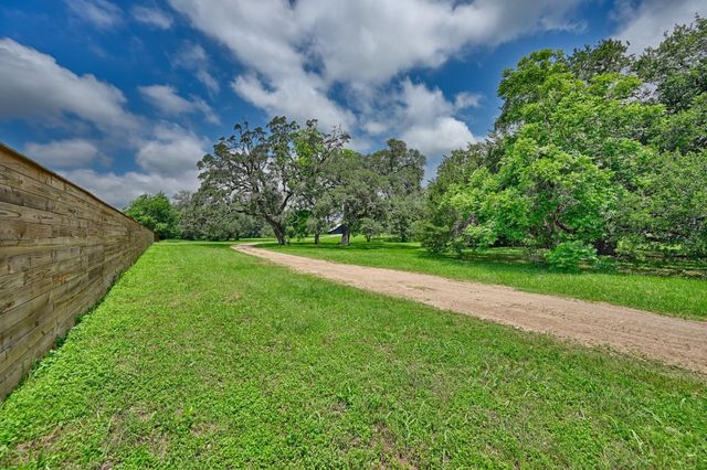 810 Highway 237, Burton, TX 77835