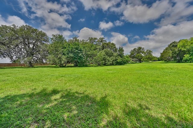 810 Highway 237, Burton, TX 77835