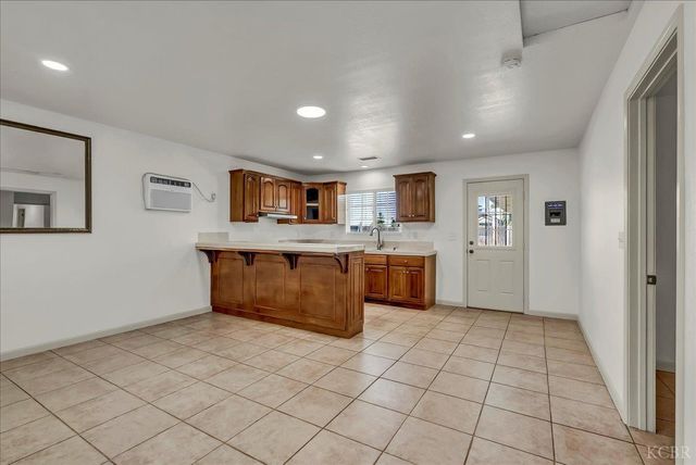 558 Parsons Street, Hanford, CA 93230
