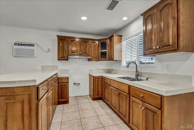 558 Parsons Street, Hanford, CA 93230