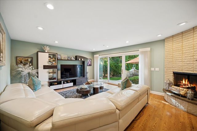 2130 Magnolia Lane, Highland Park, IL 60035