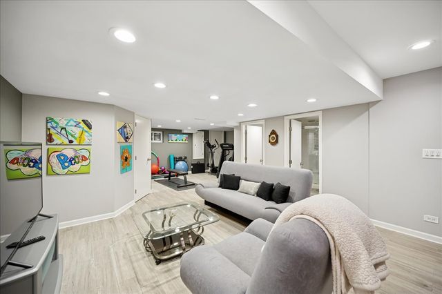 2130 Magnolia Lane, Highland Park, IL 60035