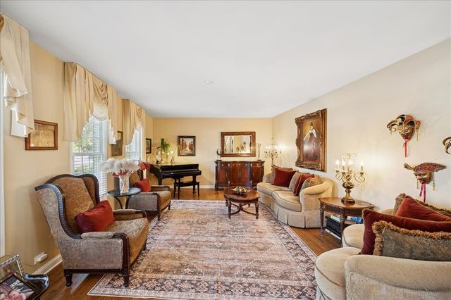 2130 Magnolia Lane, Highland Park, IL 60035