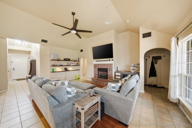 20382 E 49th Street S, Broken Arrow, OK 74014