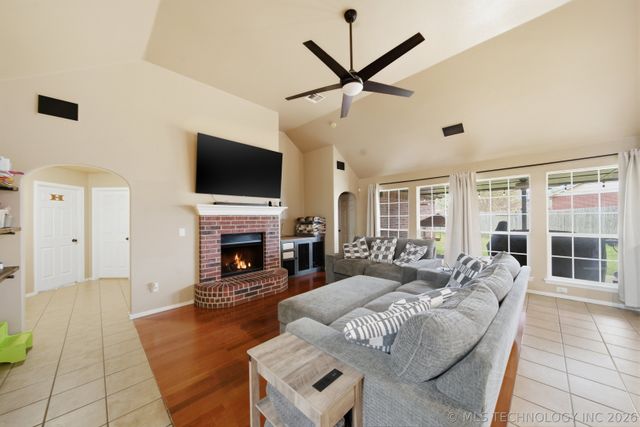 20382 E 49th Street S, Broken Arrow, OK 74014