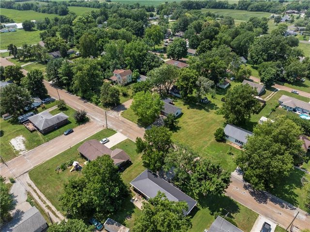 1216 S Saint Louis Street, Concordia, MO 64020