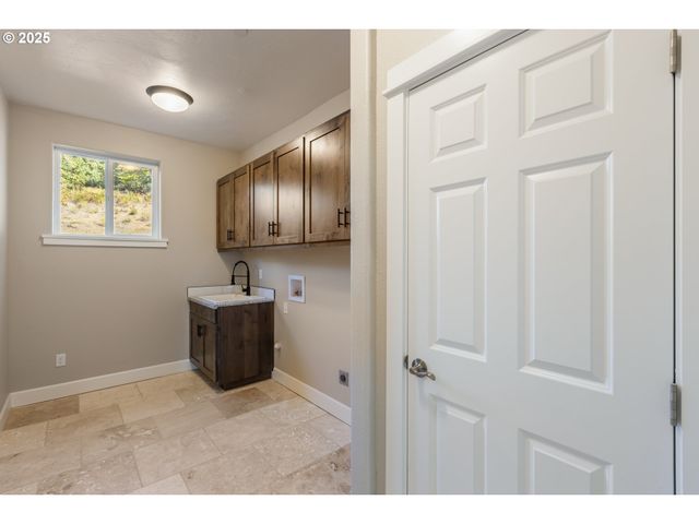 662 BROOKS Loop, Sutherlin, OR 97479