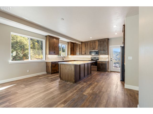 662 BROOKS Loop, Sutherlin, OR 97479