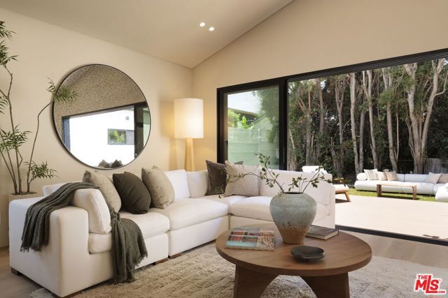 2739 Midvale Avenue, Los Angeles, CA 90064