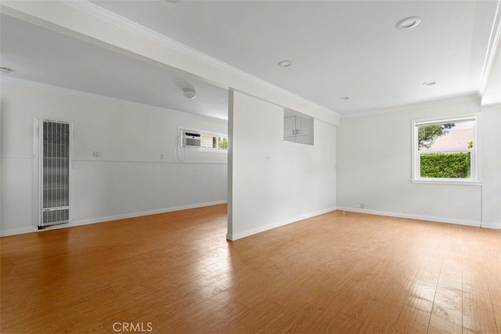 Image 3 of property listing at 889 N Oakland, Pasadena, CA 91104