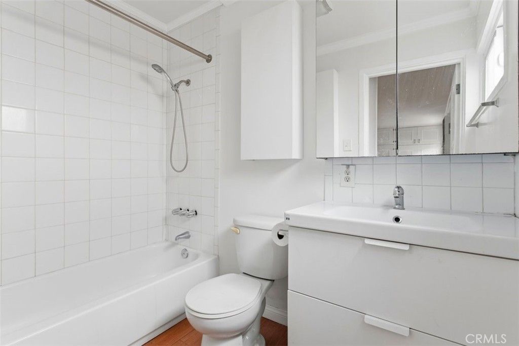 Image 4 of property listing at 889 N Oakland, Pasadena, CA 91104