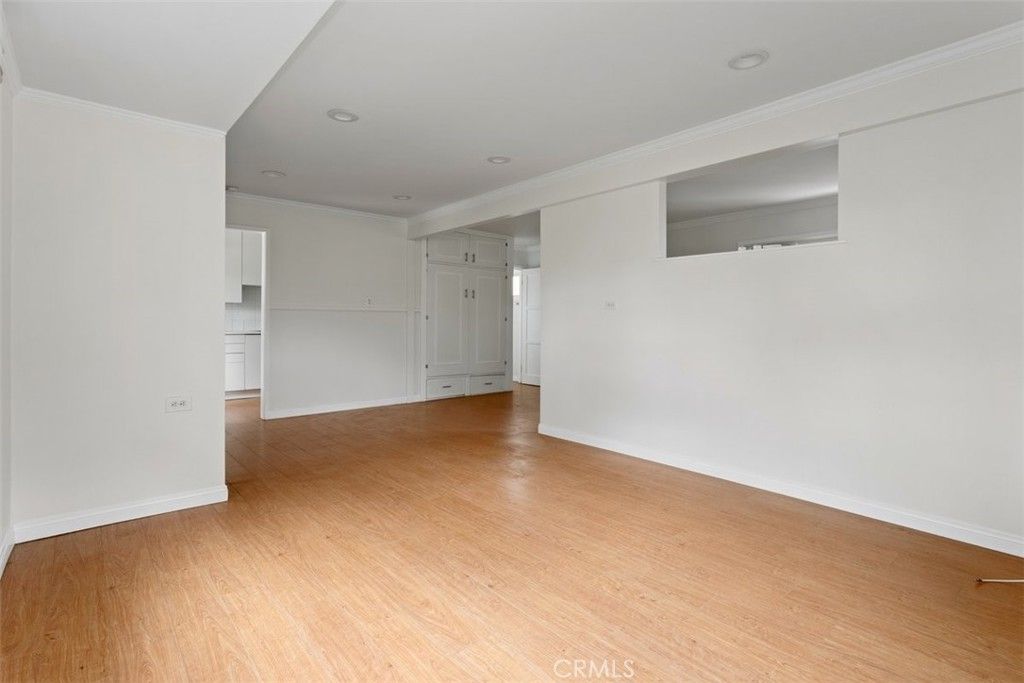 Image 5 of property listing at 889 N Oakland, Pasadena, CA 91104