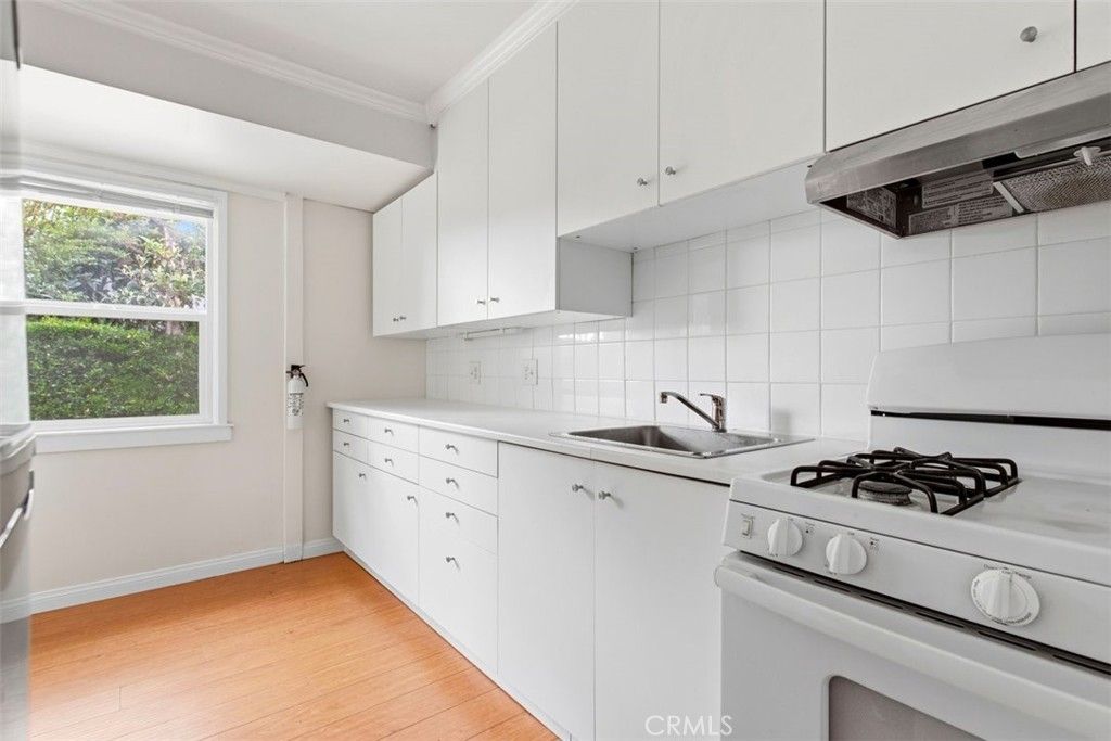Image 8 of property listing at 889 N Oakland, Pasadena, CA 91104