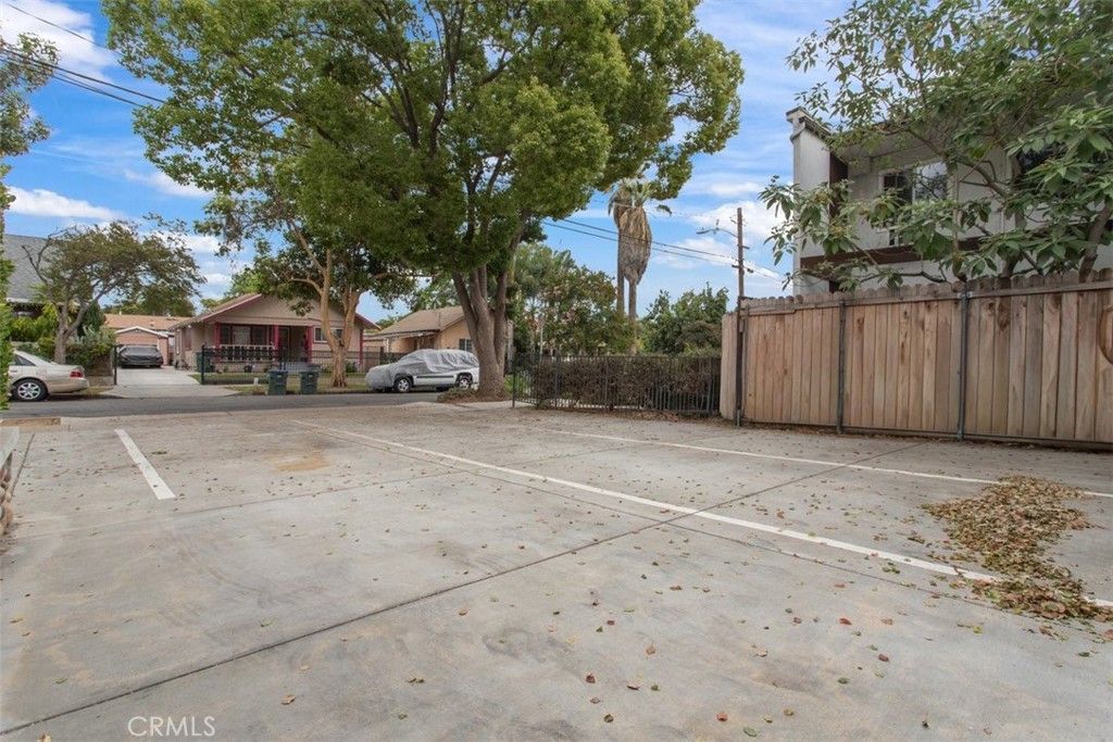 Image 9 of property listing at 889 N Oakland, Pasadena, CA 91104