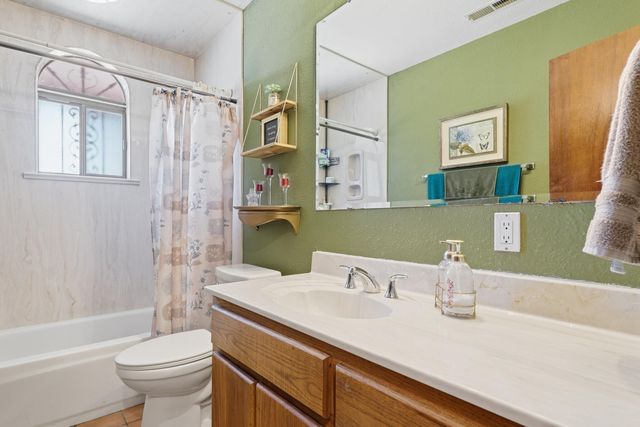 732 Grace Street NE, Albuquerque, NM 87123