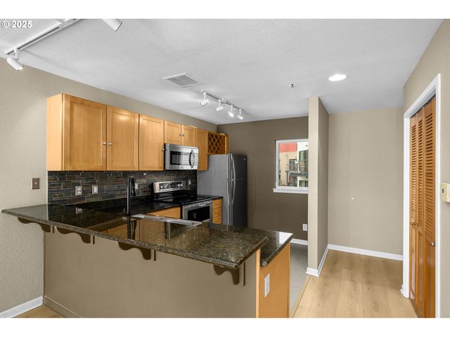 1010 Nw NAITO Pkwy M15, Portland, OR 97209