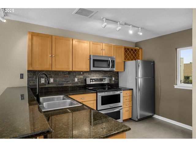 1010 Nw NAITO Pkwy M15, Portland, OR 97209