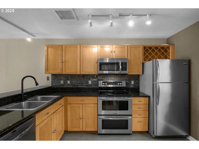 1010 Nw NAITO Pkwy M15, Portland, OR 97209