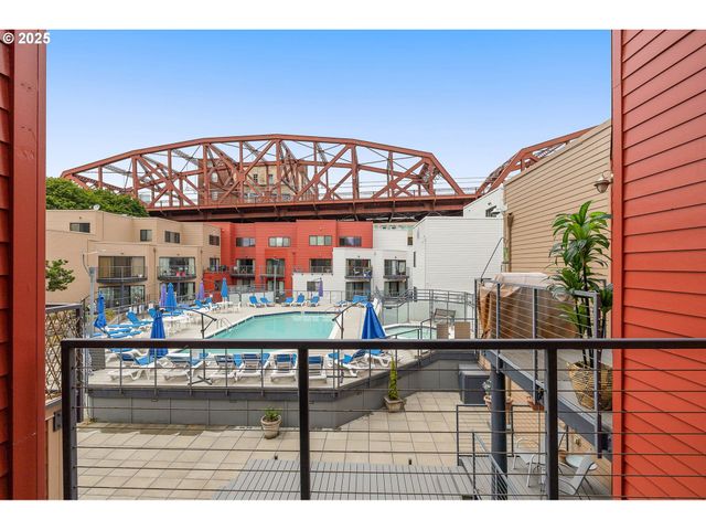 1010 Nw NAITO Pkwy M15, Portland, OR 97209