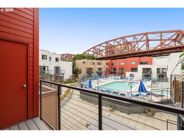 1010 Nw NAITO Pkwy M15, Portland, OR 97209