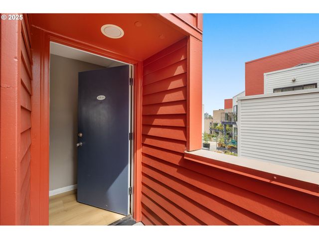 1010 Nw NAITO Pkwy M15, Portland, OR 97209