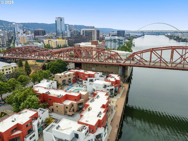 1010 Nw NAITO Pkwy M15, Portland, OR 97209