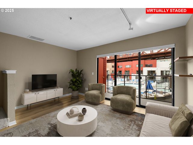1010 Nw NAITO Pkwy M15, Portland, OR 97209