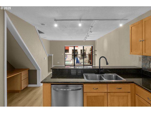 1010 Nw NAITO Pkwy M15, Portland, OR 97209