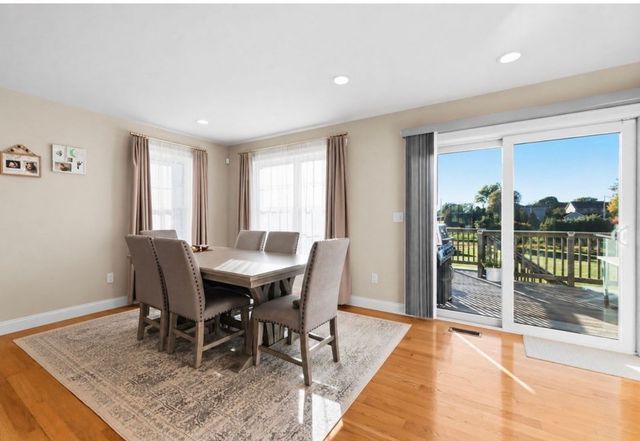 8 Lannister Ln, Seekonk, MA 02771