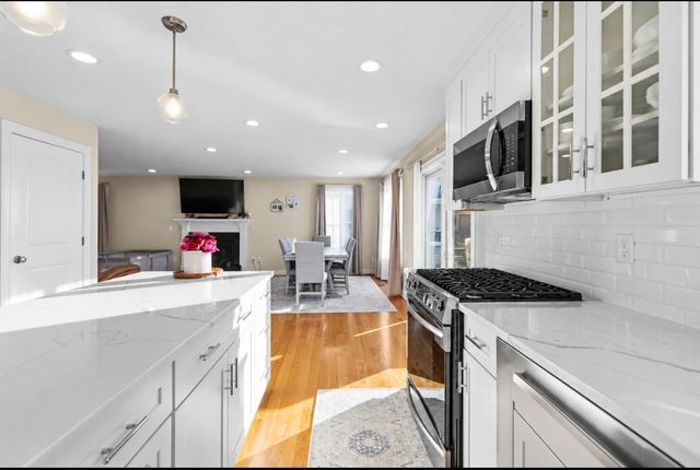8 Lannister Ln, Seekonk, MA 02771