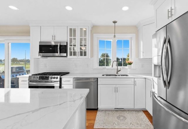 8 Lannister Ln, Seekonk, MA 02771